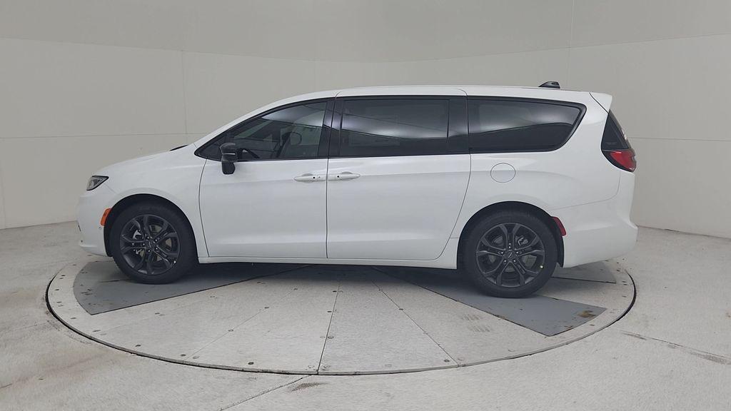 new 2026 Chrysler Pacifica car, priced at $43,693