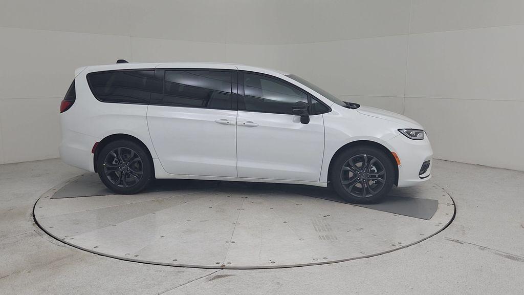 new 2026 Chrysler Pacifica car, priced at $43,693