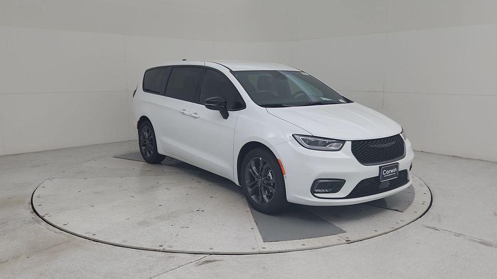 new 2026 Chrysler Pacifica car, priced at $43,693