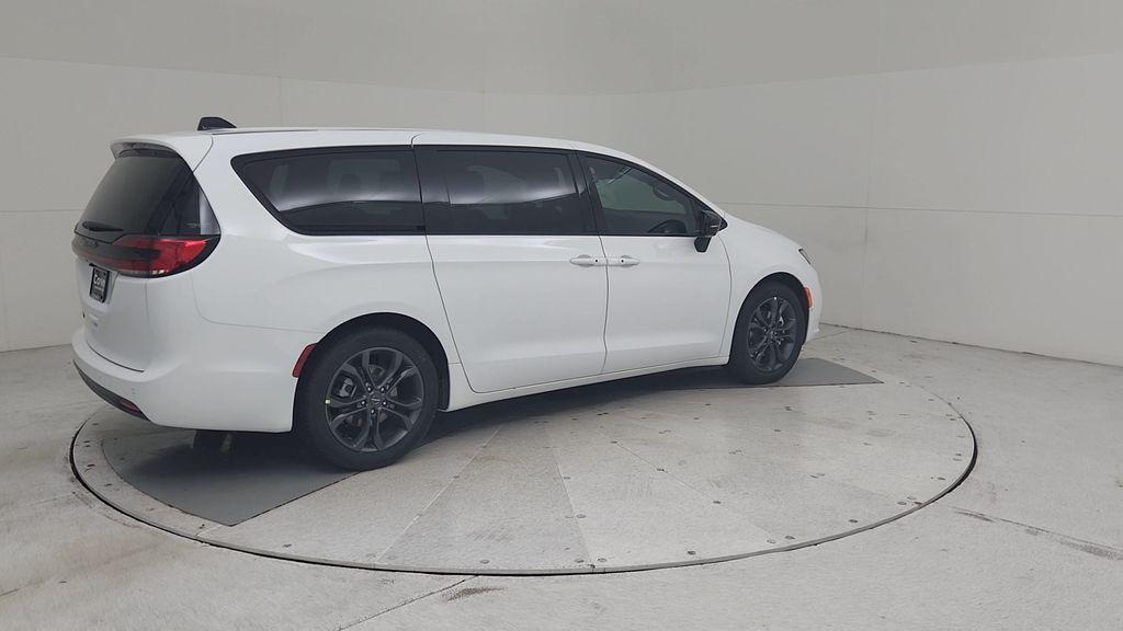 new 2026 Chrysler Pacifica car, priced at $43,693
