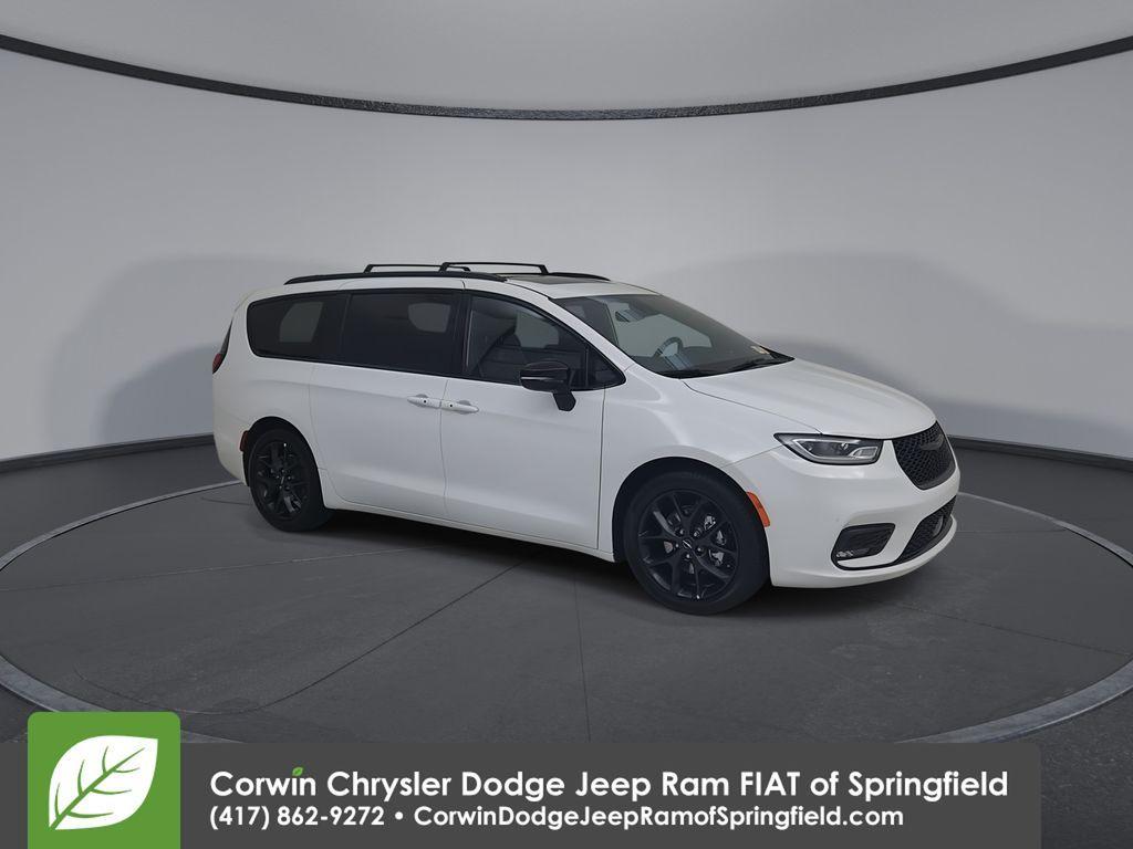 used 2025 Chrysler Pacifica car, priced at $33,300