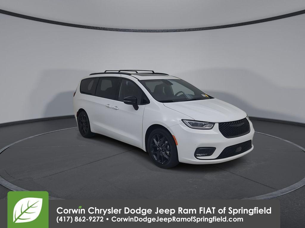 used 2025 Chrysler Pacifica car, priced at $33,300