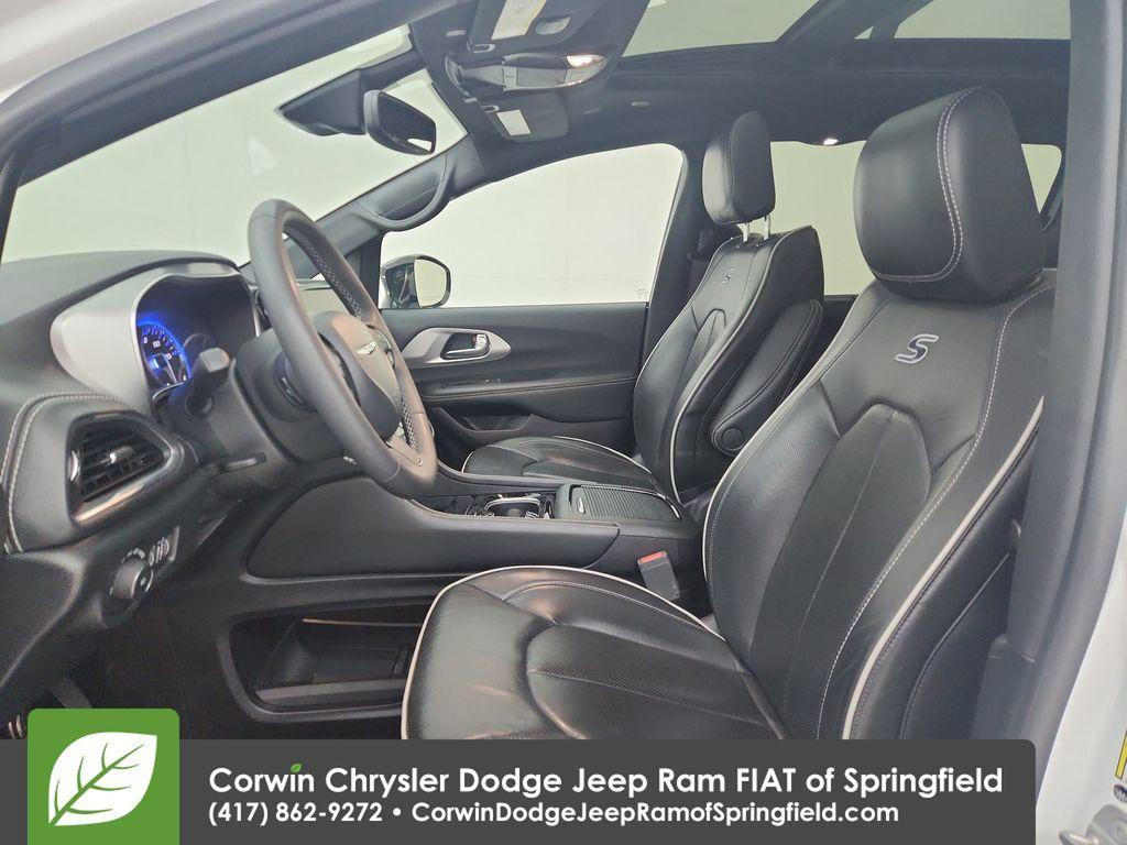 used 2025 Chrysler Pacifica car, priced at $33,300