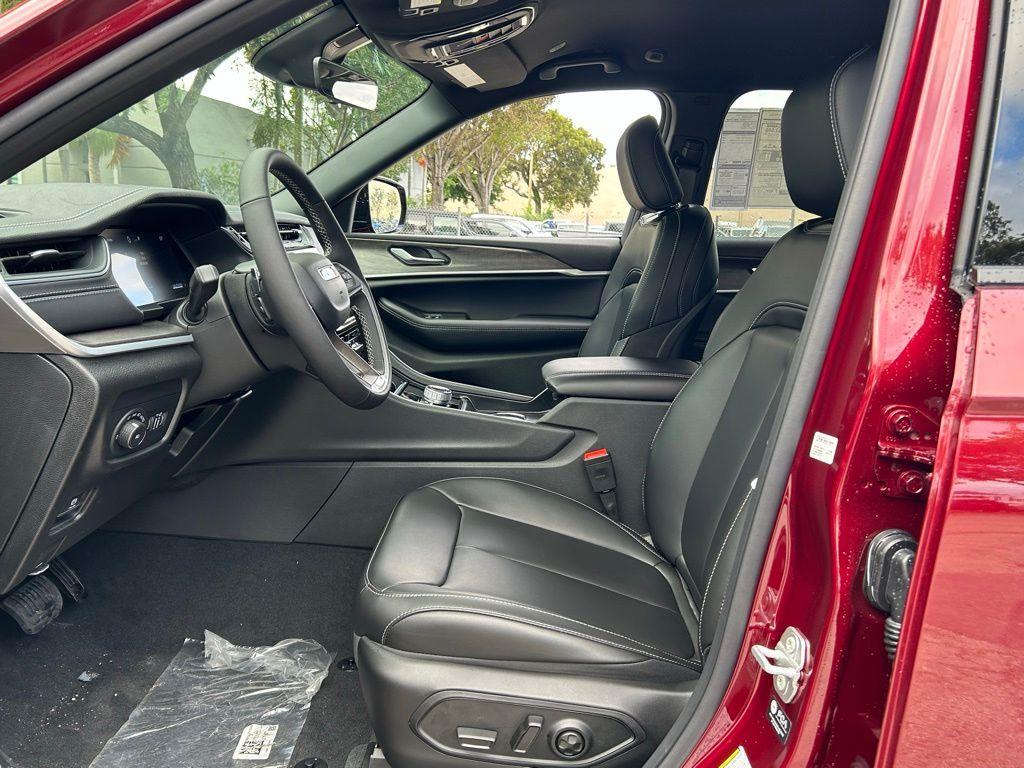 new 2025 Jeep Grand Cherokee car, priced at $41,398