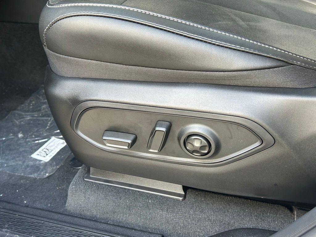 new 2025 Jeep Grand Cherokee car, priced at $36,988