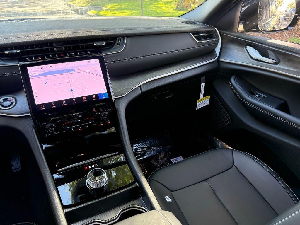 new 2025 Jeep Grand Cherokee car, priced at $39,148