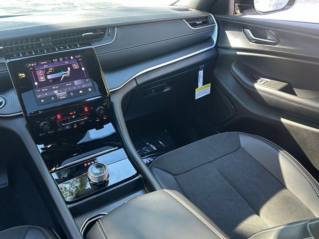 new 2025 Jeep Grand Cherokee L car, priced at $40,300