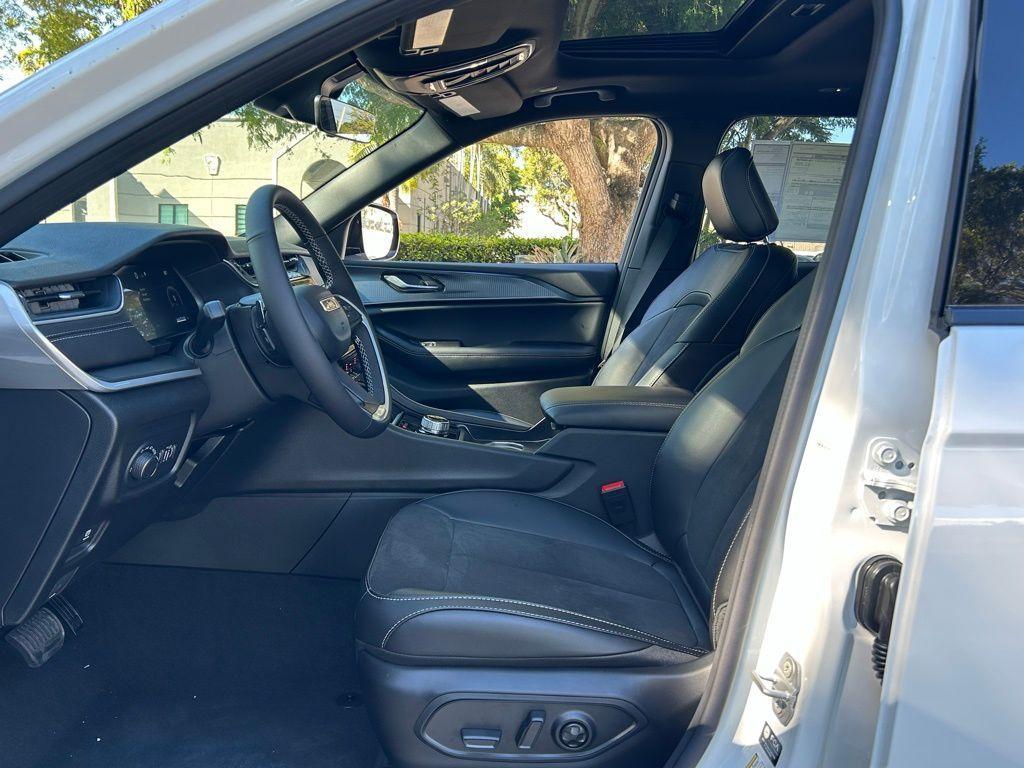 new 2025 Jeep Grand Cherokee L car, priced at $40,300