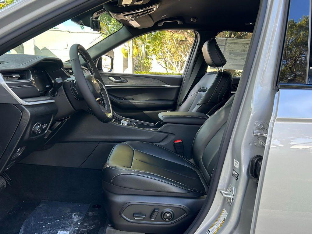 new 2025 Jeep Grand Cherokee car, priced at $40,948