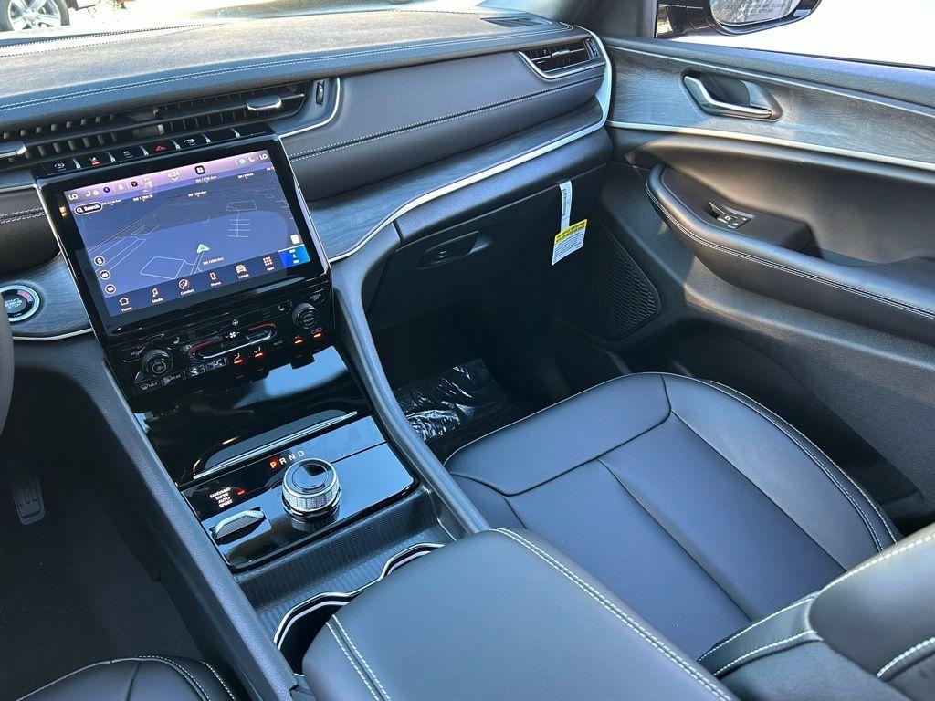 new 2025 Jeep Grand Cherokee car, priced at $44,562