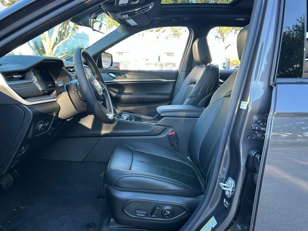 new 2025 Jeep Grand Cherokee car, priced at $44,562