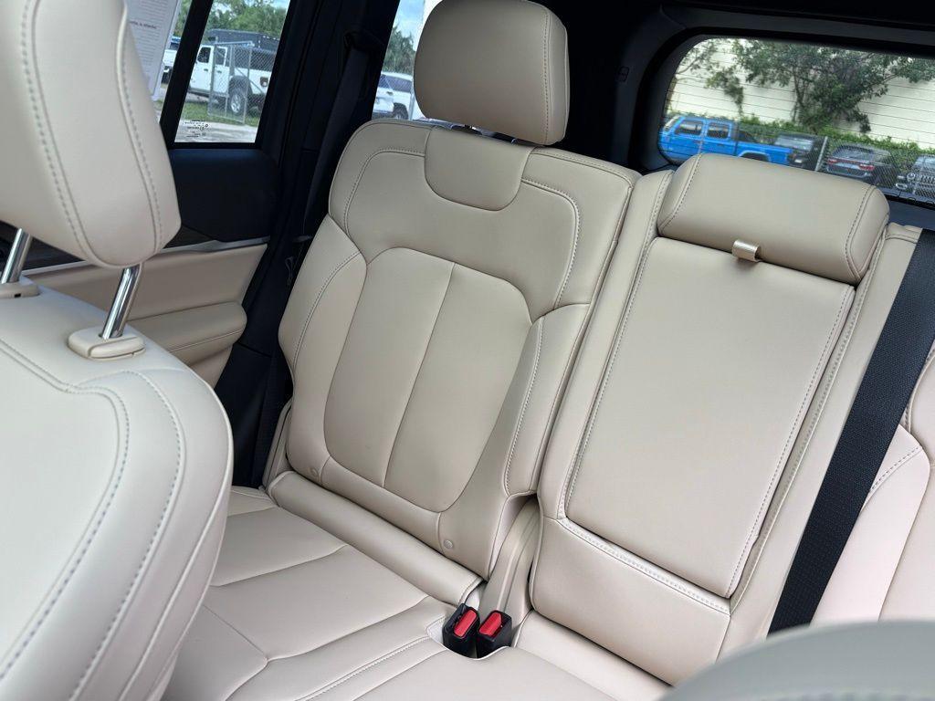 new 2025 Jeep Grand Cherokee car, priced at $42,562