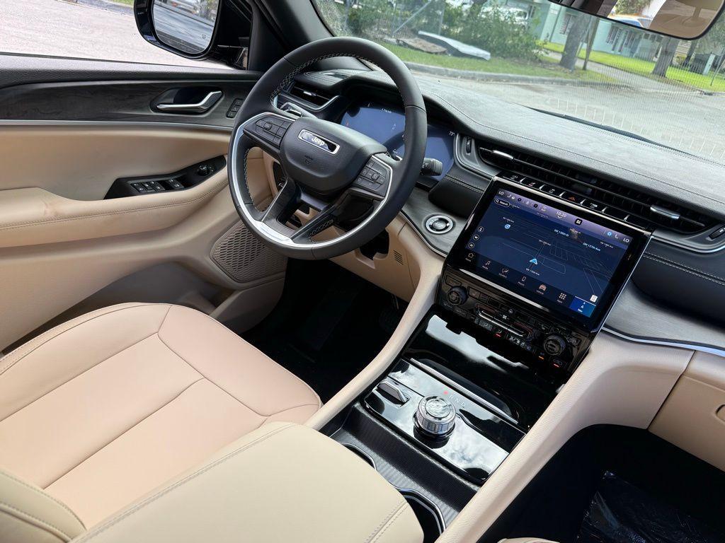 new 2025 Jeep Grand Cherokee car, priced at $42,562