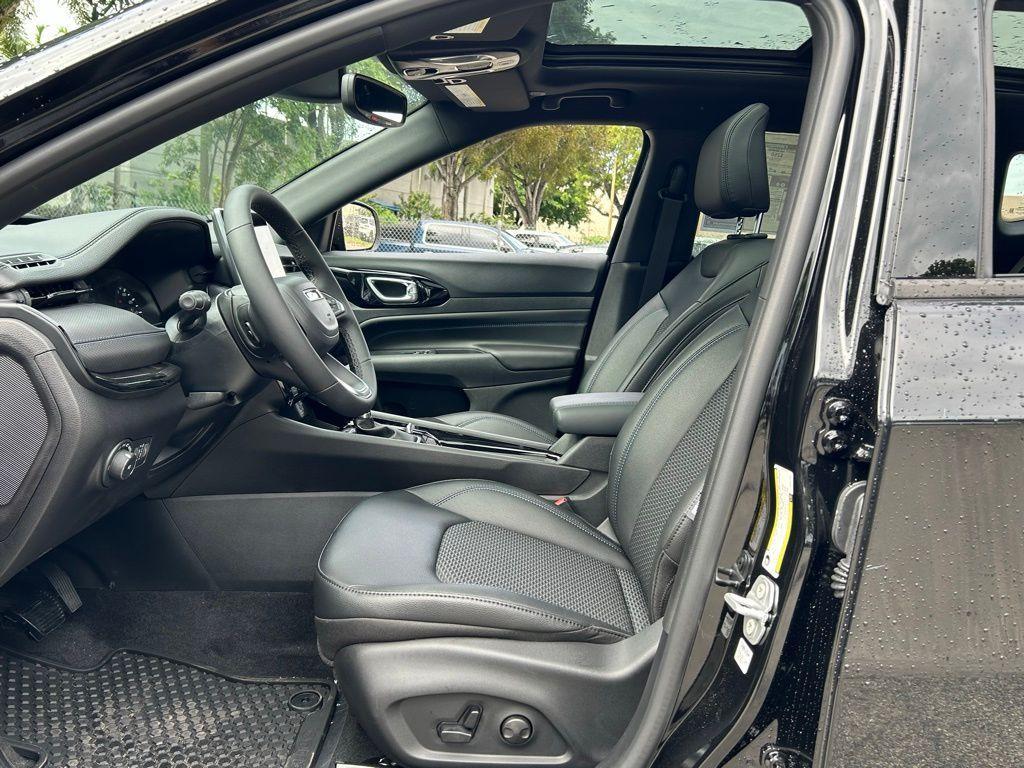 new 2025 Jeep Compass car, priced at $33,335