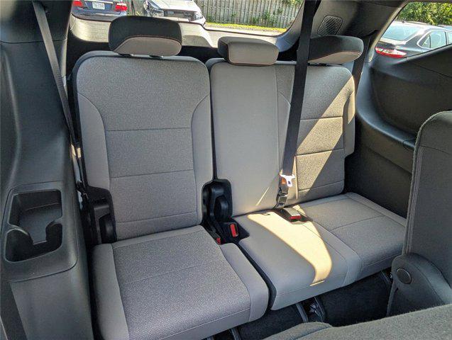 used 2025 Chevrolet Traverse car, priced at $33,000