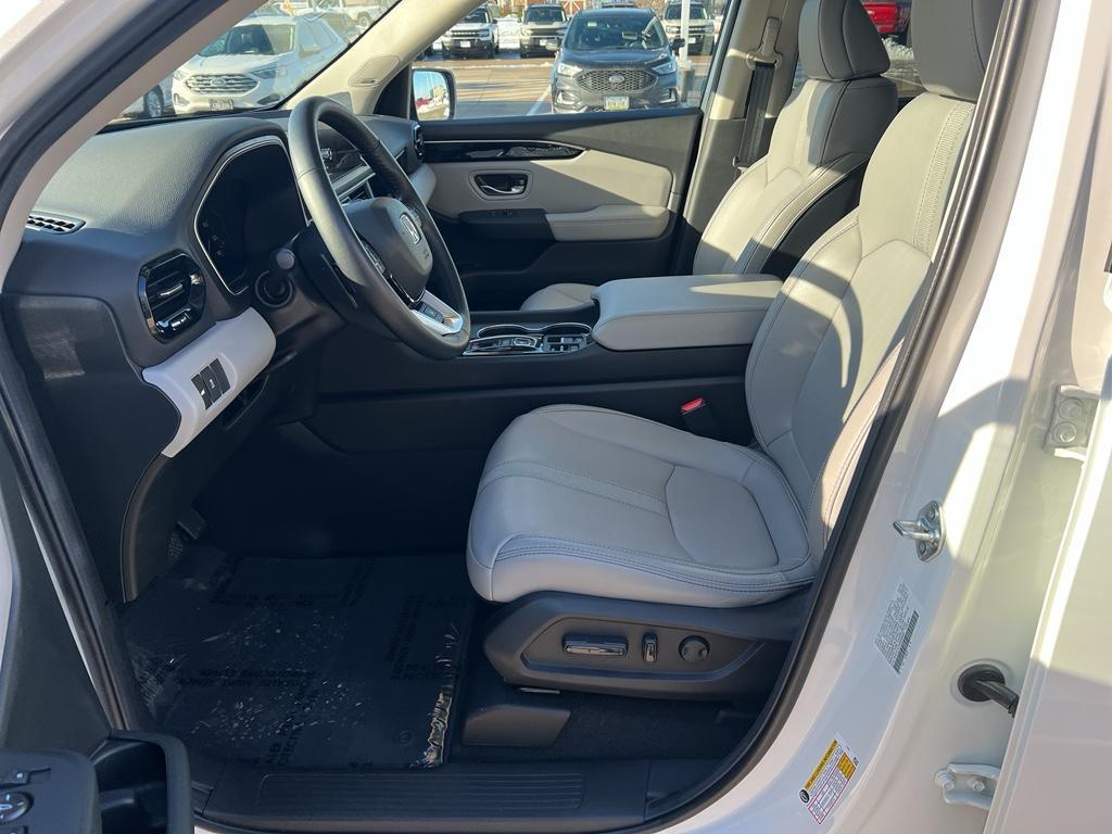 used 2025 Honda Pilot car, priced at $43,127