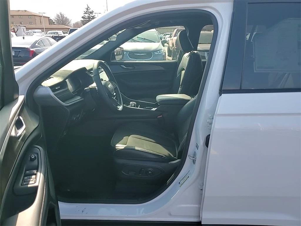 new 2025 Jeep Grand Cherokee car, priced at $38,540