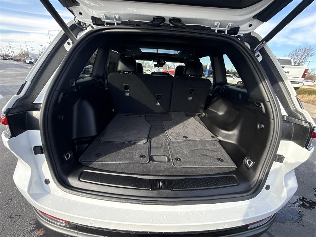 new 2025 Jeep Grand Cherokee car, priced at $42,304