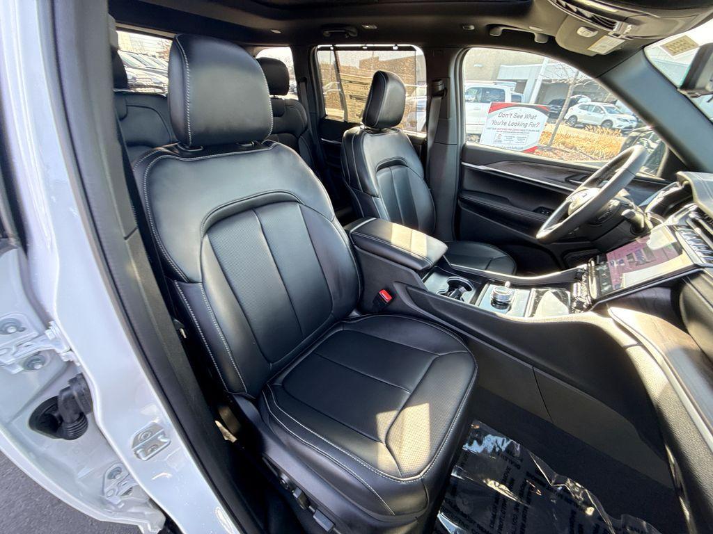 new 2025 Jeep Grand Cherokee car, priced at $38,207