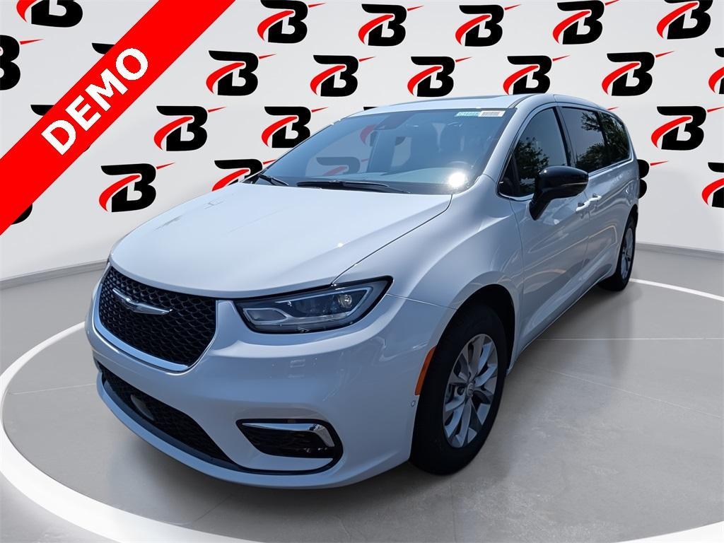 new 2025 Chrysler Pacifica car, priced at $44,801