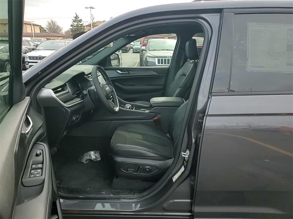 new 2025 Jeep Grand Cherokee car, priced at $37,627