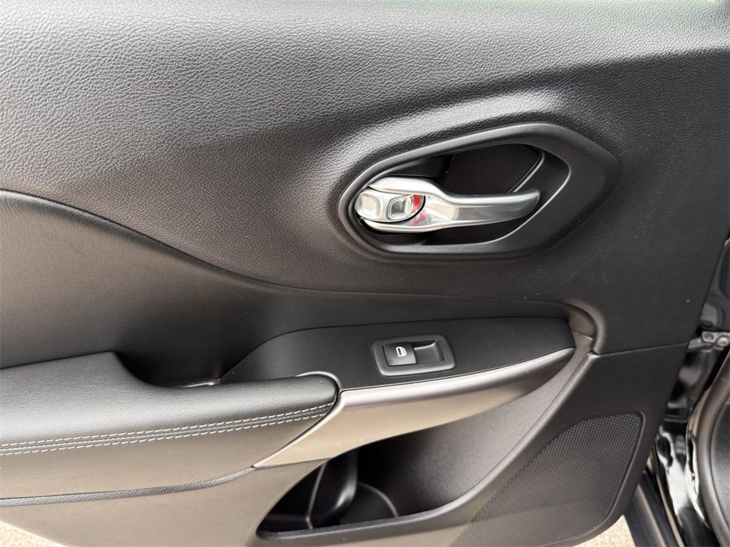 used 2022 Jeep Cherokee car, priced at $25,677