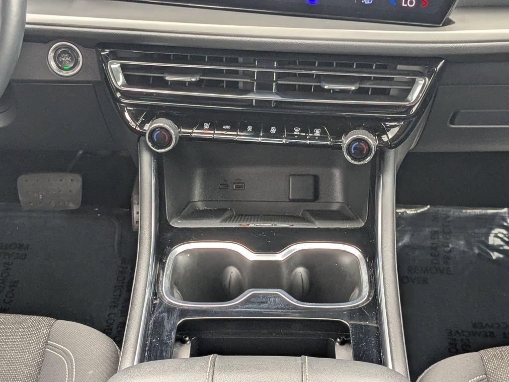 used 2024 Chevrolet Traverse car, priced at $34,889