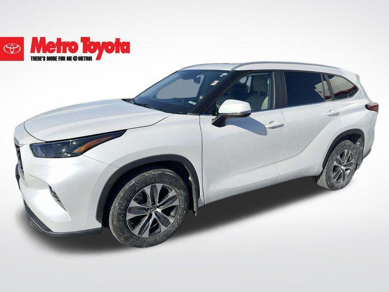 used 2023 Toyota Highlander car, priced at $40,900