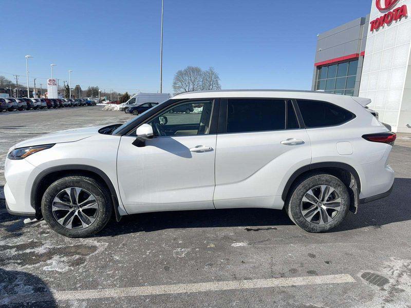 used 2023 Toyota Highlander car, priced at $40,900