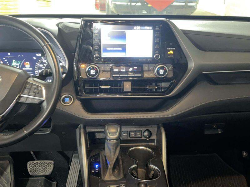 used 2021 Toyota Highlander car, priced at $36,900