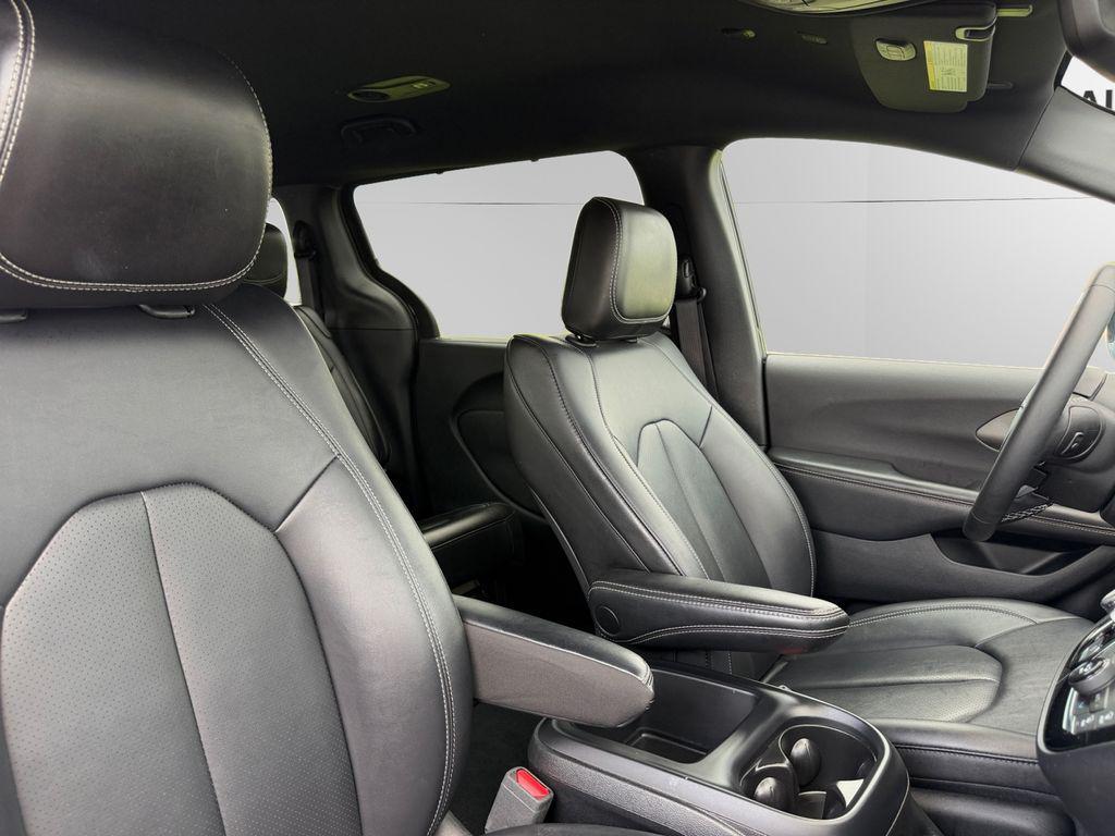 used 2025 Chrysler Pacifica car, priced at $26,300