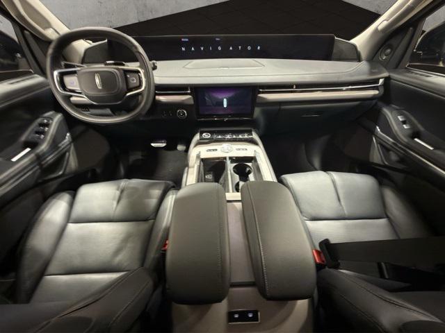 new 2025 Lincoln Navigator car, priced at $98,585