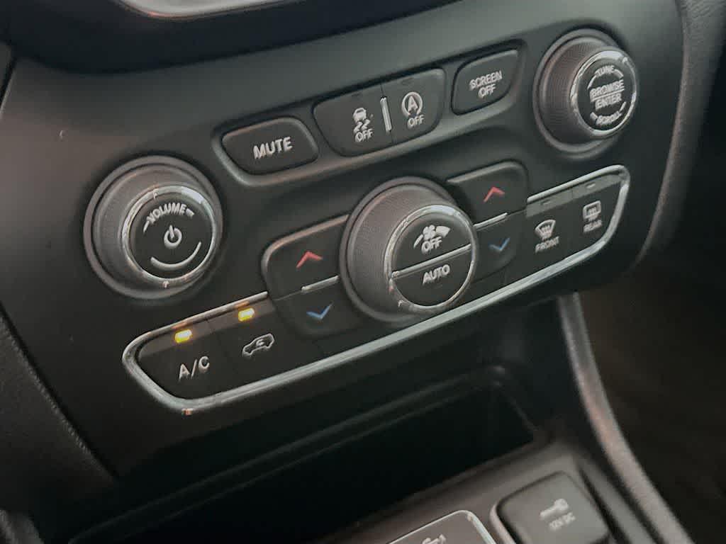 used 2019 Jeep Cherokee car, priced at $15,293