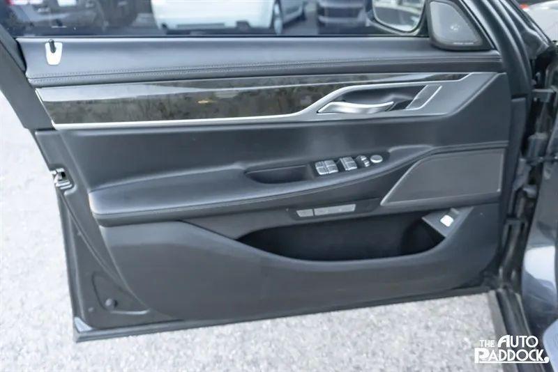 BMW 7 Series view 11