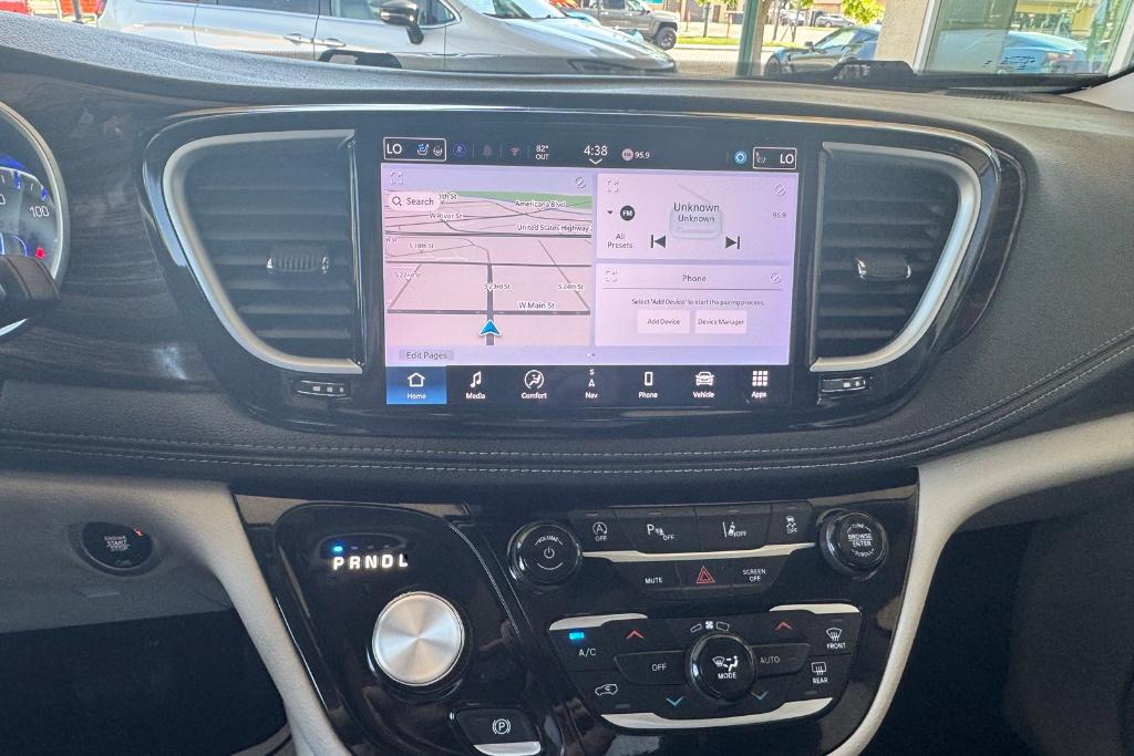 used 2024 Chrysler Pacifica car