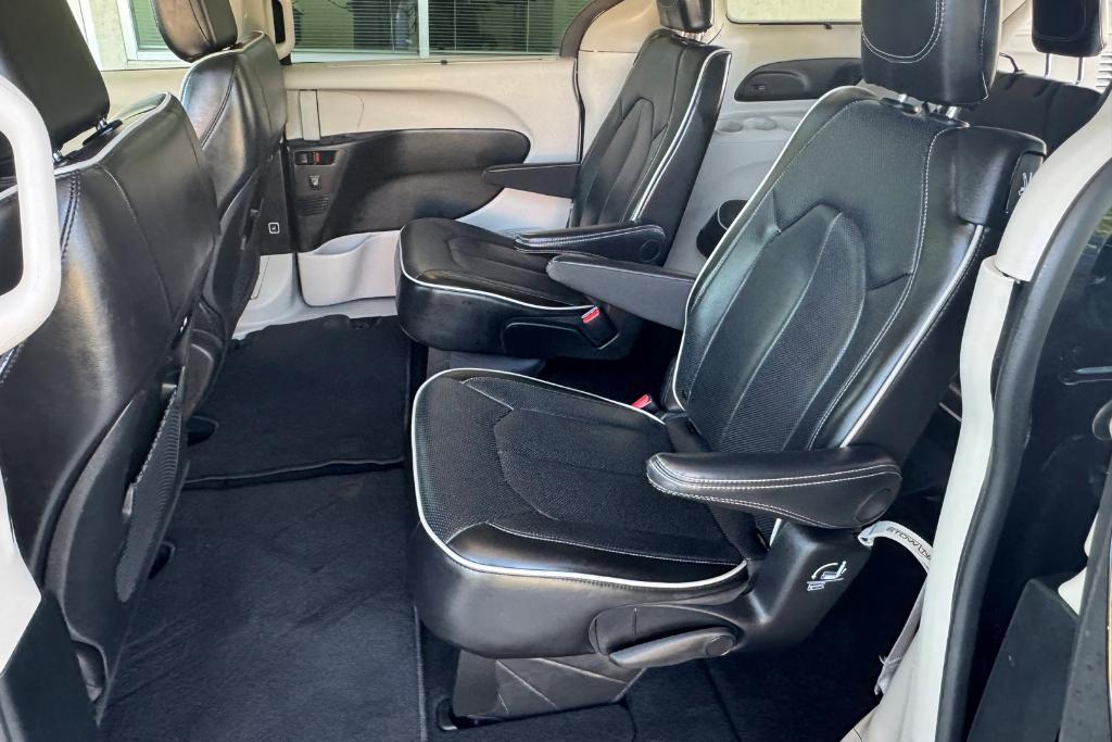 used 2024 Chrysler Pacifica car