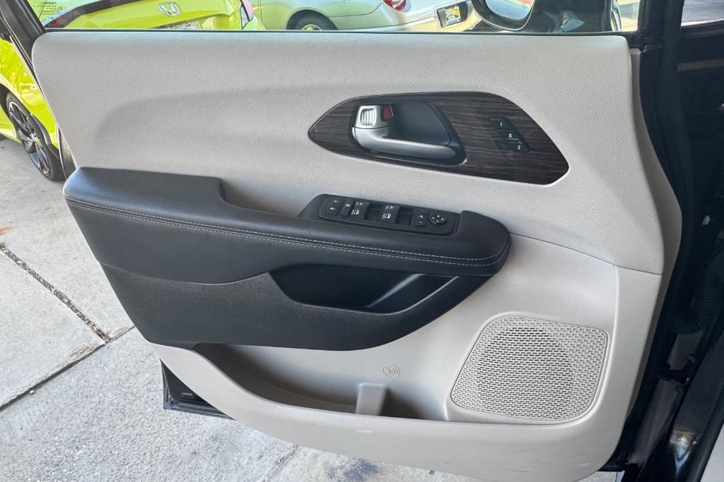 used 2024 Chrysler Pacifica car