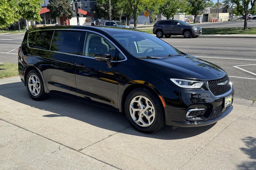 used 2024 Chrysler Pacifica car