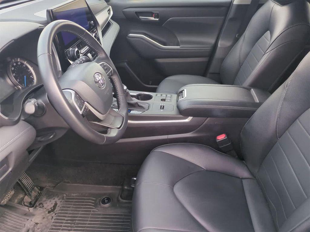 used 2025 Toyota Highlander Hybrid car, priced at $44,485
