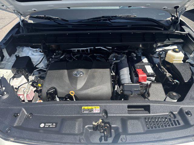 2020 Blizzard Pearl Toyota Highlander