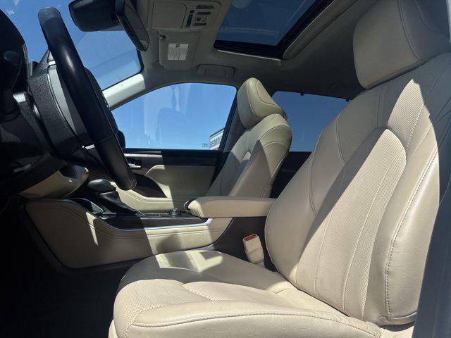 2020 Blizzard Pearl Toyota Highlander