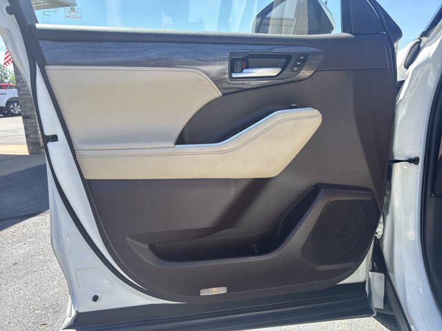 2020 Blizzard Pearl Toyota Highlander