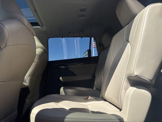 2020 Blizzard Pearl Toyota Highlander