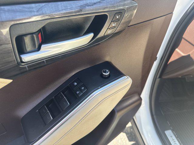 2020 Blizzard Pearl Toyota Highlander