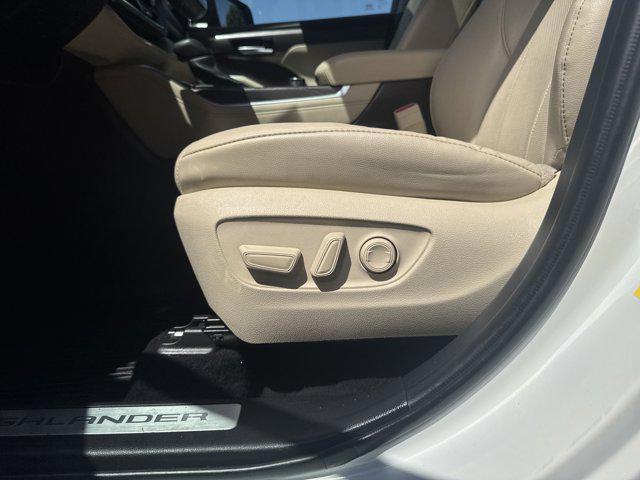 2020 Blizzard Pearl Toyota Highlander