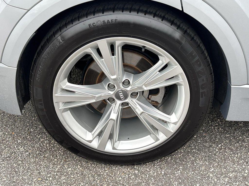 Audi Q8 view 27
