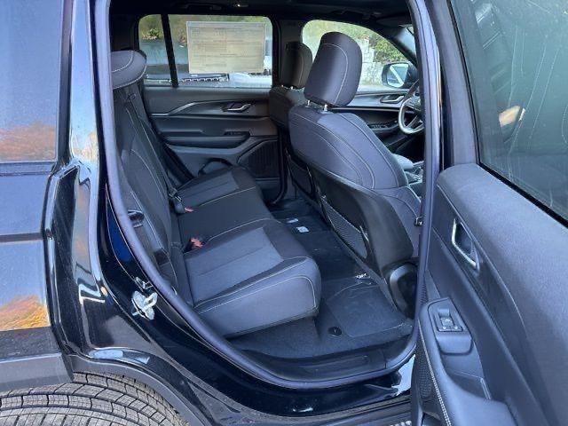 new 2025 Jeep Grand Cherokee car, priced at $34,328