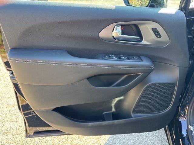 new 2026 Chrysler Pacifica car, priced at $39,196