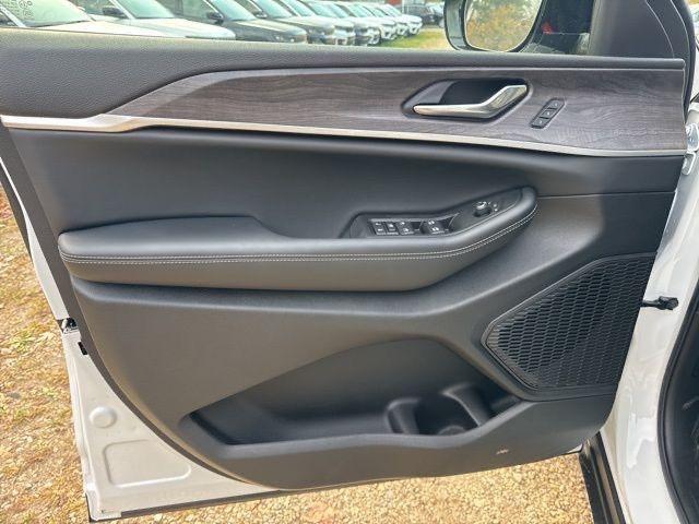 new 2025 Jeep Grand Cherokee car, priced at $47,637