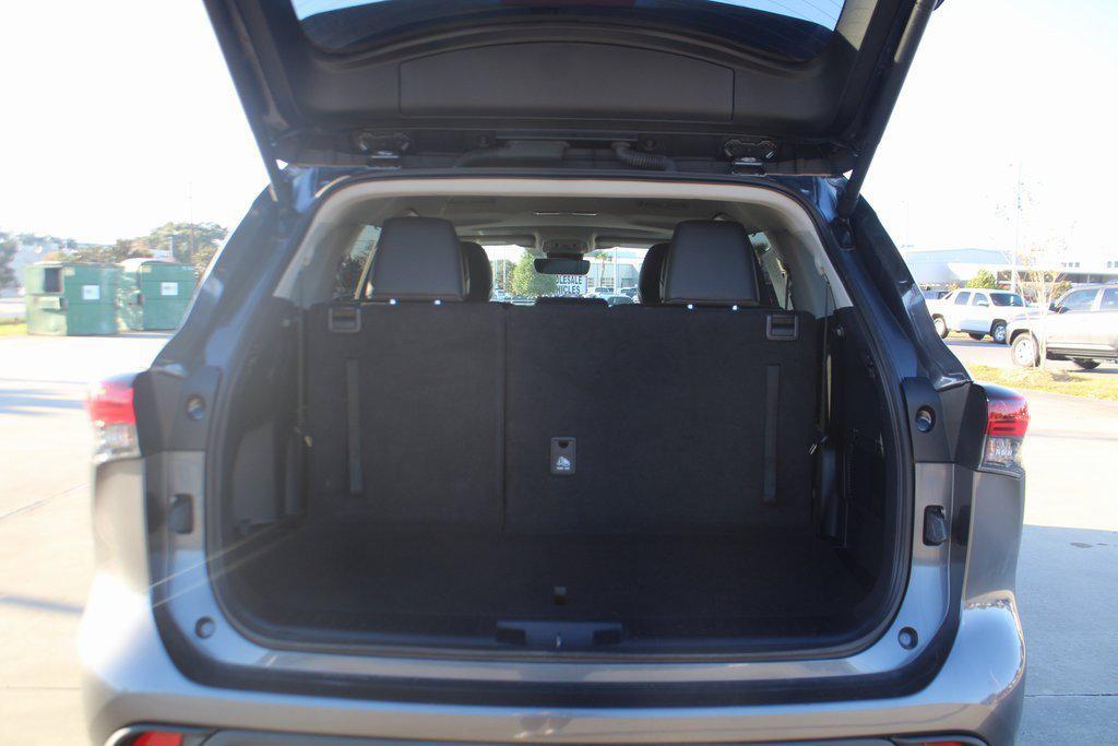 used 2024 Toyota Highlander car, priced at $36,995